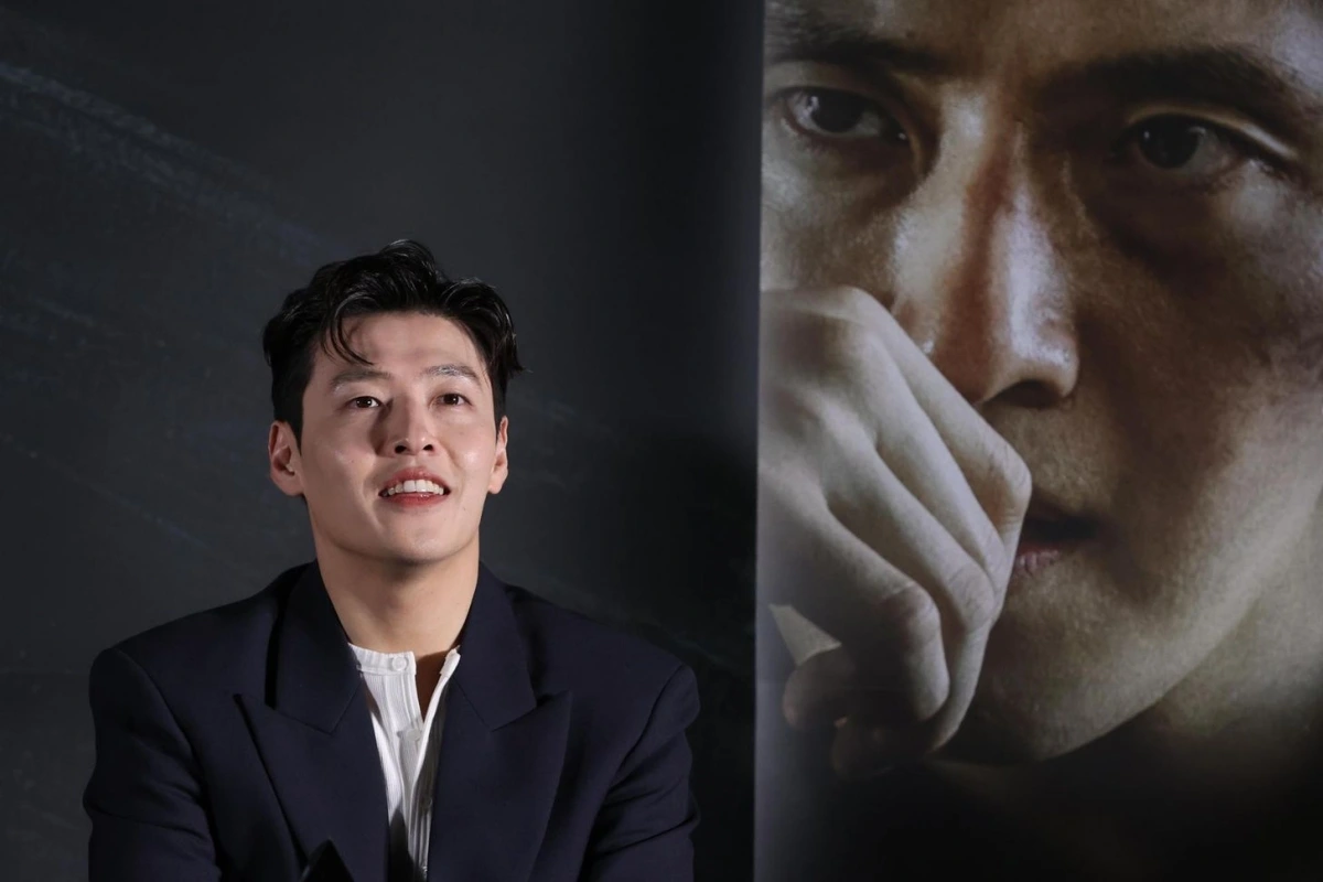 Diễn viên Kang Ha-neul phát biểu trong buổi họp báo ra mắt bộ phim "Yadang: The Snitch" tại một rạp chiếu phim ở Seoul, ngày 7 tháng 4. (Ảnh: Yonhap)