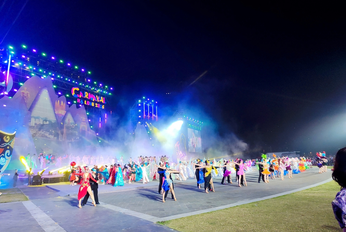 Carnaval Hạ Long được tổ chức lần đầu vào năm 2007 và đã trở thành thương hiệu du lịch của Quảng Ninh mỗi dịp hè