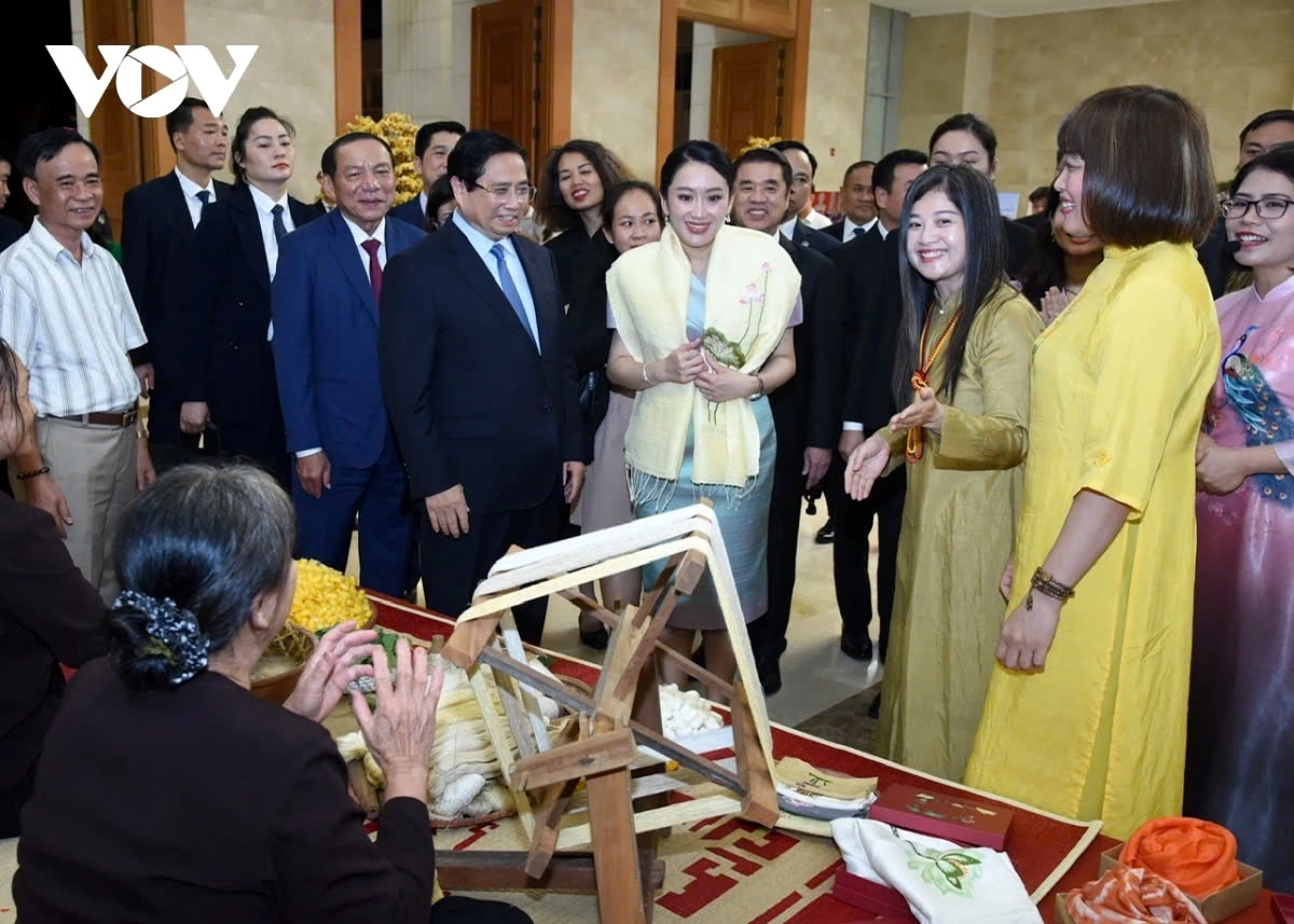 On the evening of May 15, Prime Minister Pham Minh Chinh and Thai Prime Minister Paetongtarn Shinawatra attend an exhibition showcasing unique Vietnamese handicrafts, followed by a traditional tea tasting.