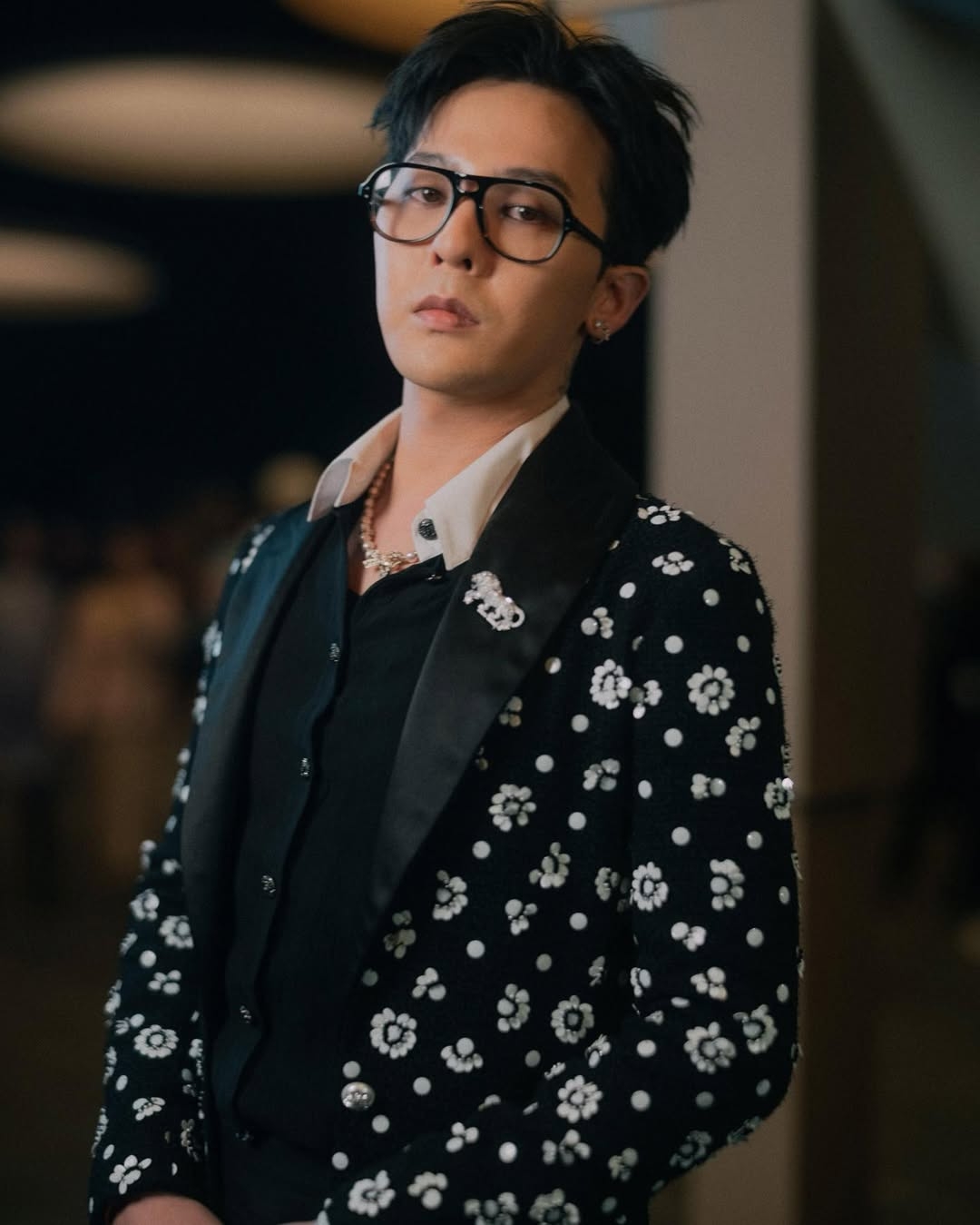 Cài áo là phụ kiện chủ đạo trong hầu hết các phong cách của G-Dragon. Một trong những chiếc cài áo đắt tiền nhất của nam ca sĩ là cài áo hình sư tử này trong bộ sưu tập Timeless của Chanel. Chiếc cài áo này được chạm khắc bằng vàng trắng 18k và nạm kim cương, có giá khoảng 74.200 USD (1,9 tỷ đồng).