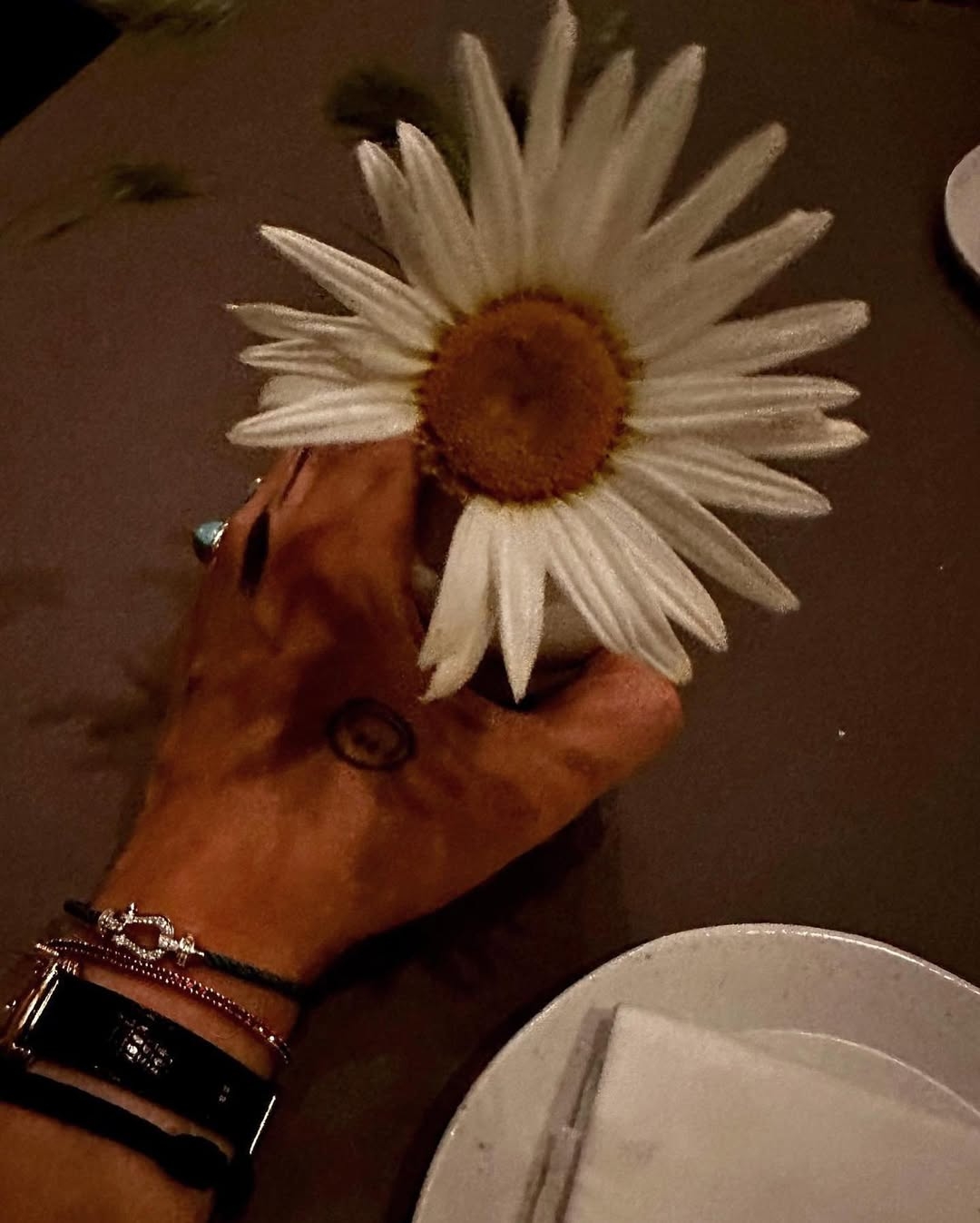 Vòng tay là một trong những phụ kiện không thể thiếu trong tủ đồ của G-Dragon. Nam ca sĩ K-ưa chuộng những thiết kế tinh xảo của thương hiệu trang sức Pháp Fred Jewellery và đã sở hữu những chiếc vòng tay trong bộ sưu tập Force 10 của thương hiệu này. Vòng tay Fred Jewellery Force 10 có giá 6.000 USD (155 triệu đồng).