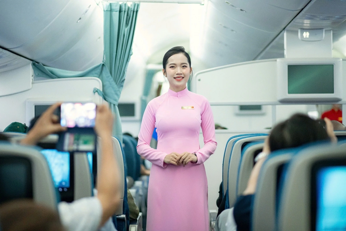 Năm 1994, áo dài hồng trở thành đồng phục duy nhất của các nữ tiếp viên hàng không Vietnam Airlines. Mẫu đồng phục tạo nên sự trang nhã, tôn vinh vẻ đẹp người phụ nữ và văn hóa Việt Nam.