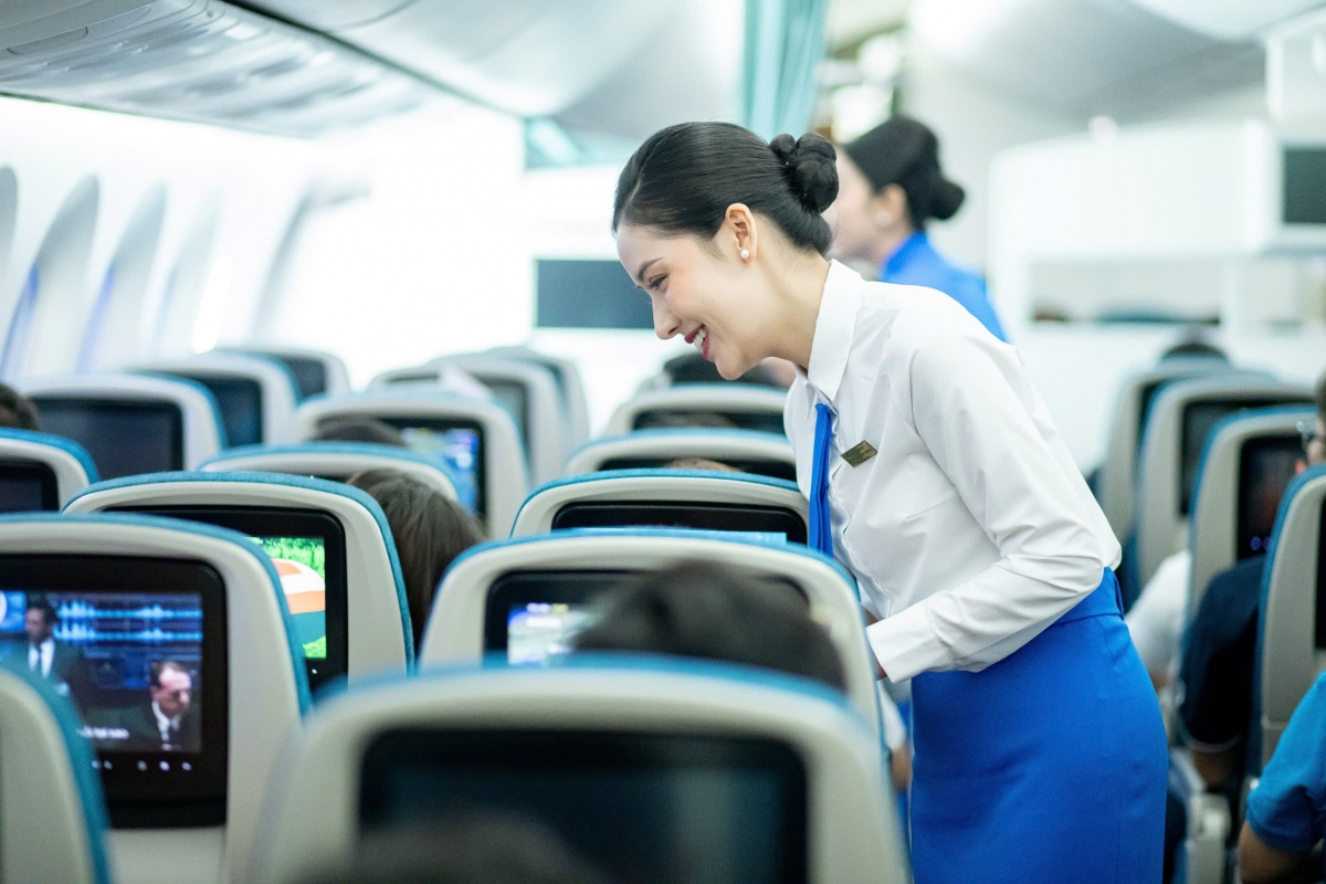 Trong những năm đầu của ngành Hàng không dân dụng Việt Nam, đồng phục tiếp viên mang phong cách đơn giản nhưng trang nghiêm, gồm áo sơ mi trắng kết hợp cùng quần âu xanh đậm. Thiết kế này thể hiện tinh thần kỷ luật, sự chỉn chu và nét thanh lịch đặc trưng của những người tiên phong trên bầu trời.