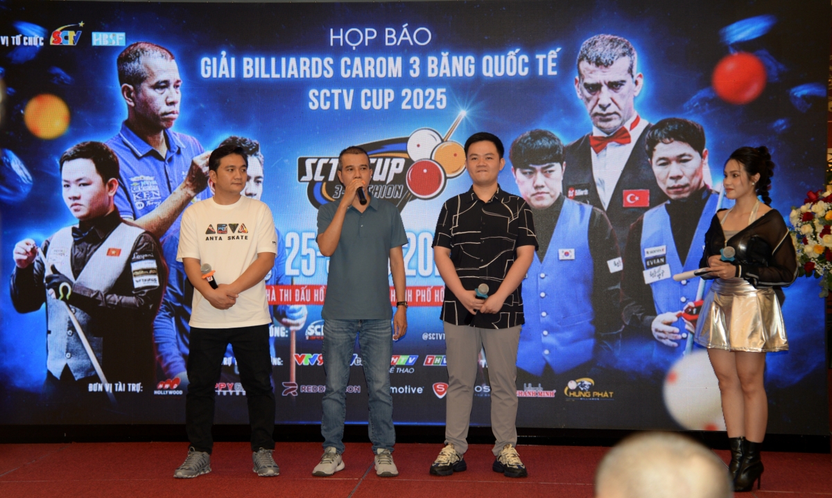 3 cơ thủ Việt Nam giao lưu tại buổi họp báo.