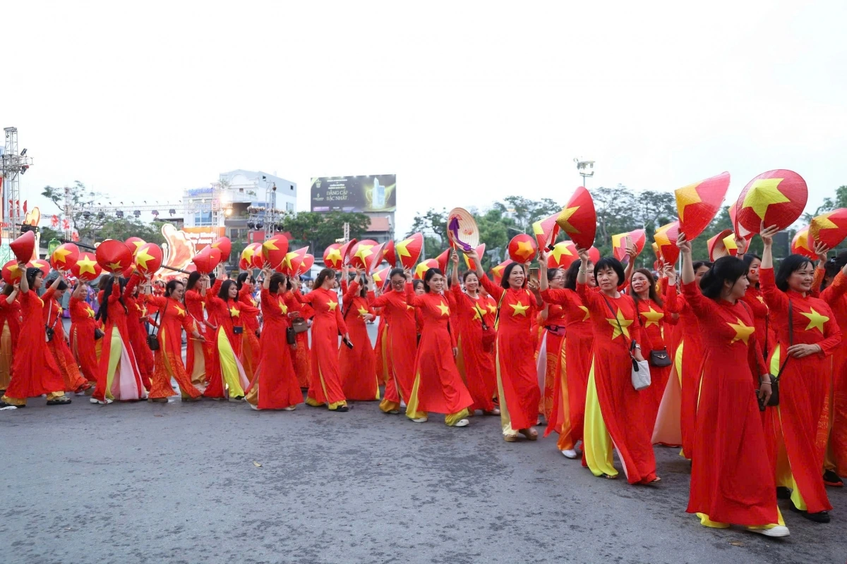 Lễ diễu hành hưởng ứng kỷ niệm 70 năm giải phóng Hải Phòng và Lễ hội Hoa Phượng Đỏ 2025, với sự tham gia của hơn 3 nghìn nghệ sĩ, diễn viên, nghệ nhân, quần chúng nhân dân và bạn bè quốc tế.