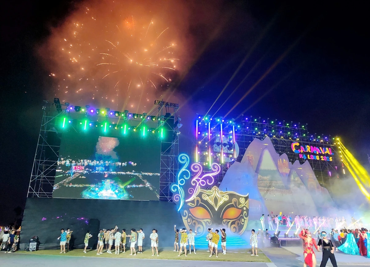 Màn bắn pháo hoa cuối chương trình luôn là phần được nhiều người dân chào đón nhất lễ hội 