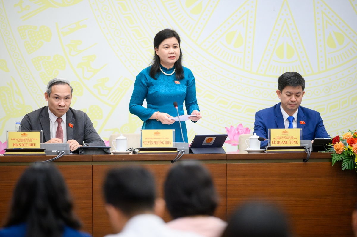 Bà Nguyễn Phương Thủy – Phó Chủ nhiệm Ủy ban Pháp luật và Tư pháp của Quốc hội trả lời báo chí tại họp báo chiều 4/5