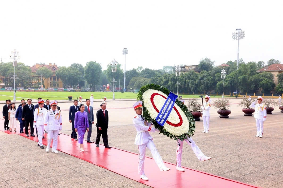 The Thai PM lays a wreath and pays tribute at the Mausoleum dedicated to President Ho Chi Minh and the Monument to Fallen Heroes on May 16 morning.