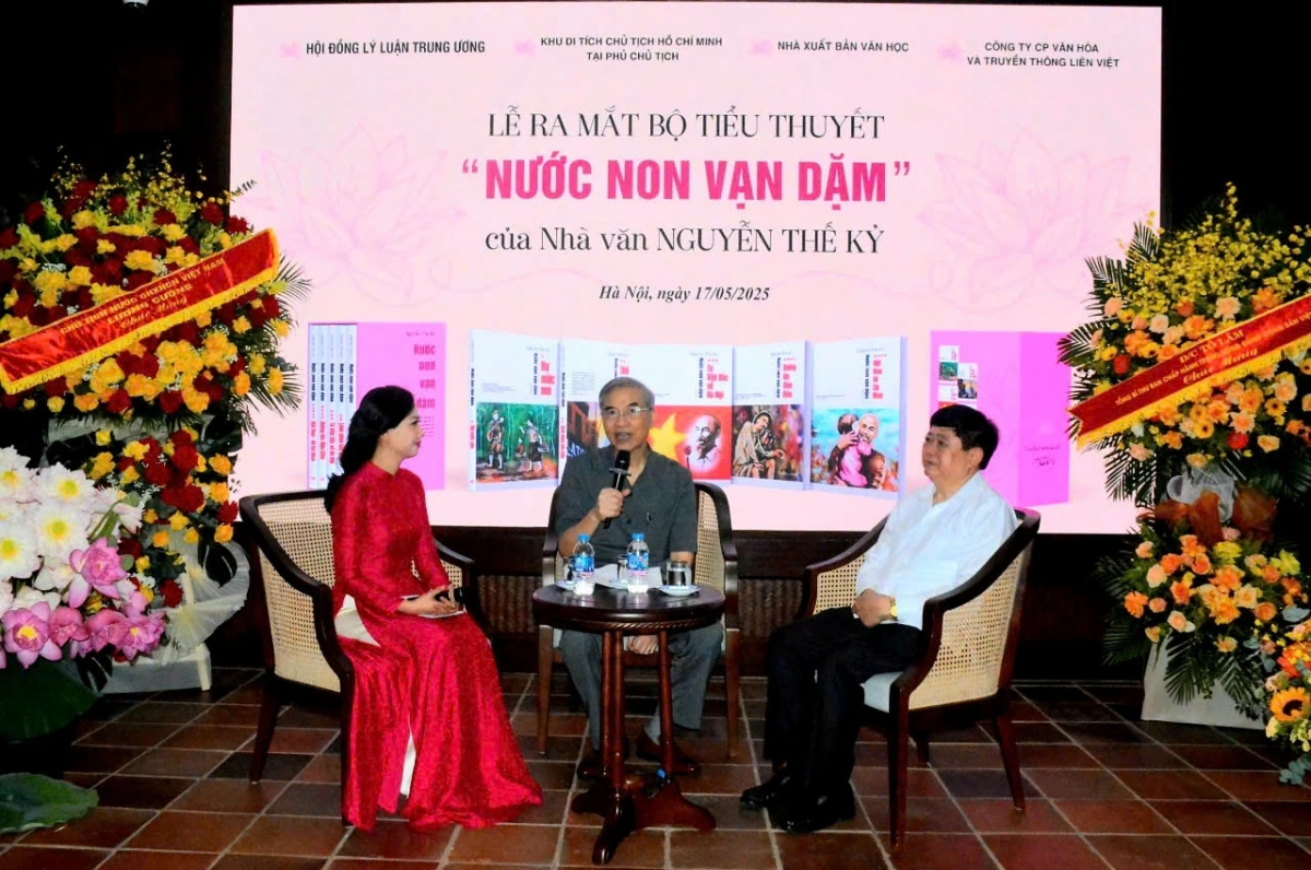 Nhà văn, nhà báo Nguyễn Thế Kỷ chia sẻ với khách mời tại buổi ra mắt sách
