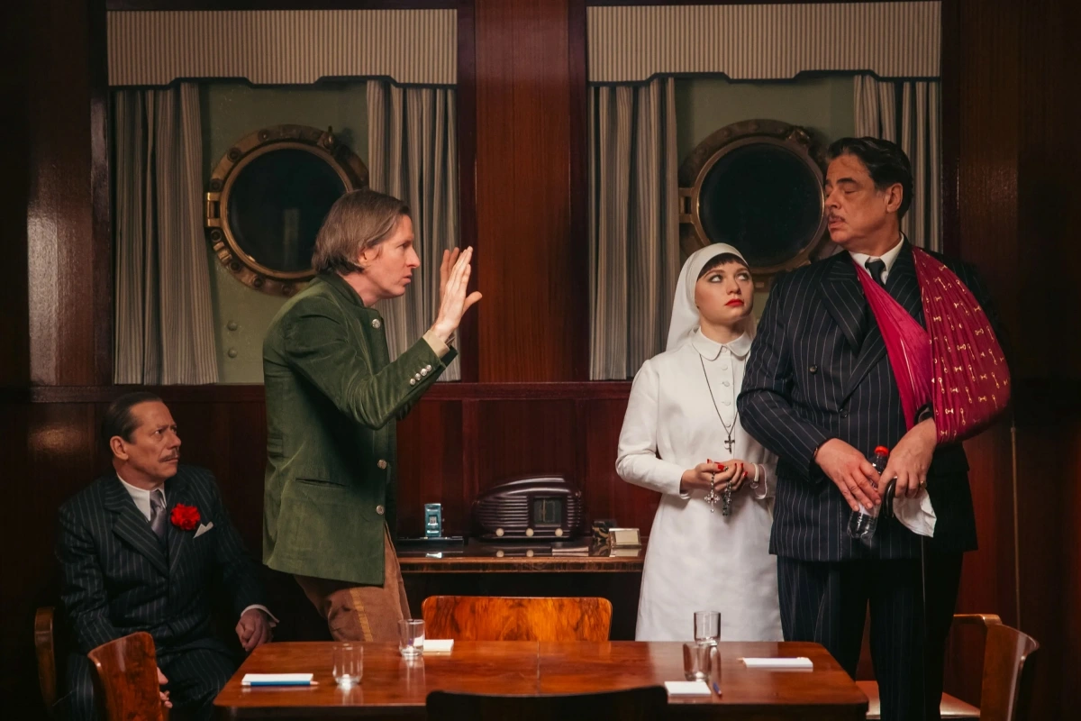 Đạo diễn Wes Anderson trên phim trường “The Phoenician Scheme”