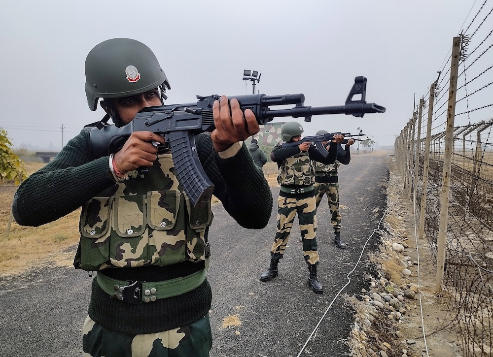 Lực lượng an ninh Ấn Độ tuần tra dọc đường Ranh giới Kiểm soát (LoC) phân chia khu vực Kashmir giữa Ấn Độ và Pakistan. Ảnh: ANI/TTXVN