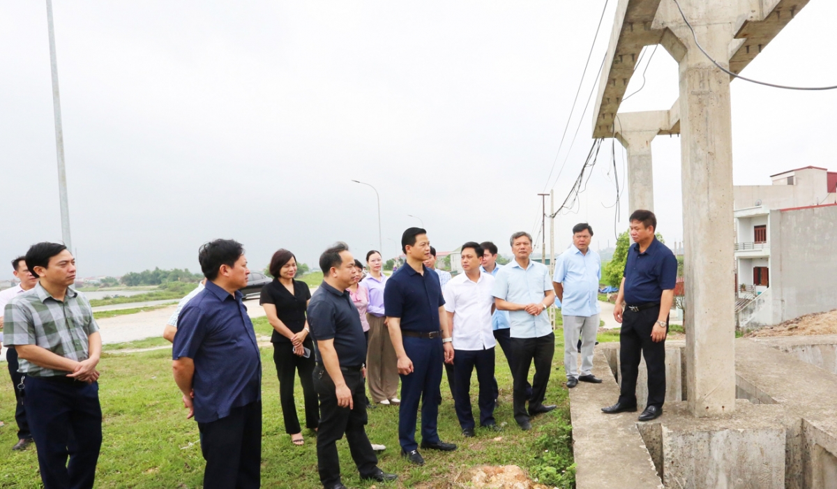 Chủ tịch UBND tỉnh Bắc Ninh Vương Quốc Tuấn (thứ 3 từ trái qua) kiểm tra dự án cải tạo nâng cấp trạm bơm Hữu Chấp, phường Hòa Long, TP Bắc Ninh