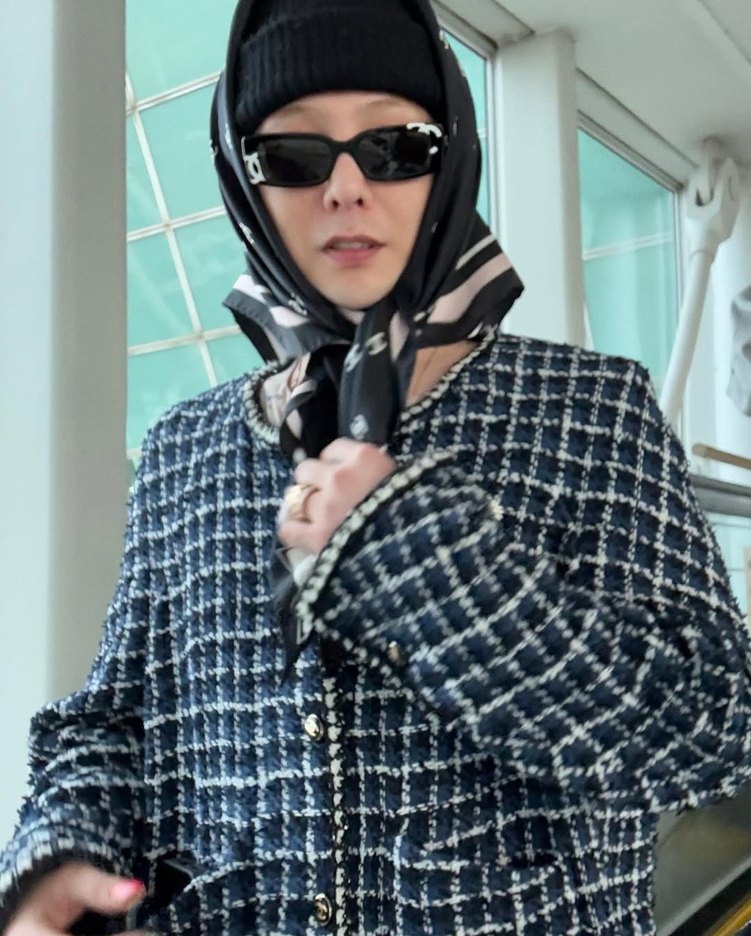 Trong bộ sưu tập khăn quàng cổ ấn tượng của mình, G-Dragon sở hữu chiếc khăn lụa đen đến từ thương hiệu. Nam ca sĩ đã kết hợp chiếc khăn này cùng áo khoác kẻ caro cũng từ Chanel. Sau khi trở thành người khởi xướng xu hướng đeo khăn quàng cổ, G-Dragon chia sẻ: "Phong cách này không lấy cảm hứng từ bất cứ điều gì. Đó là điều tôi thích làm vì tôi không giỏi tạo kiểu tóc". Chiếc khăn này có giá khoảng 5.000 HKD (16 triệu đồng).