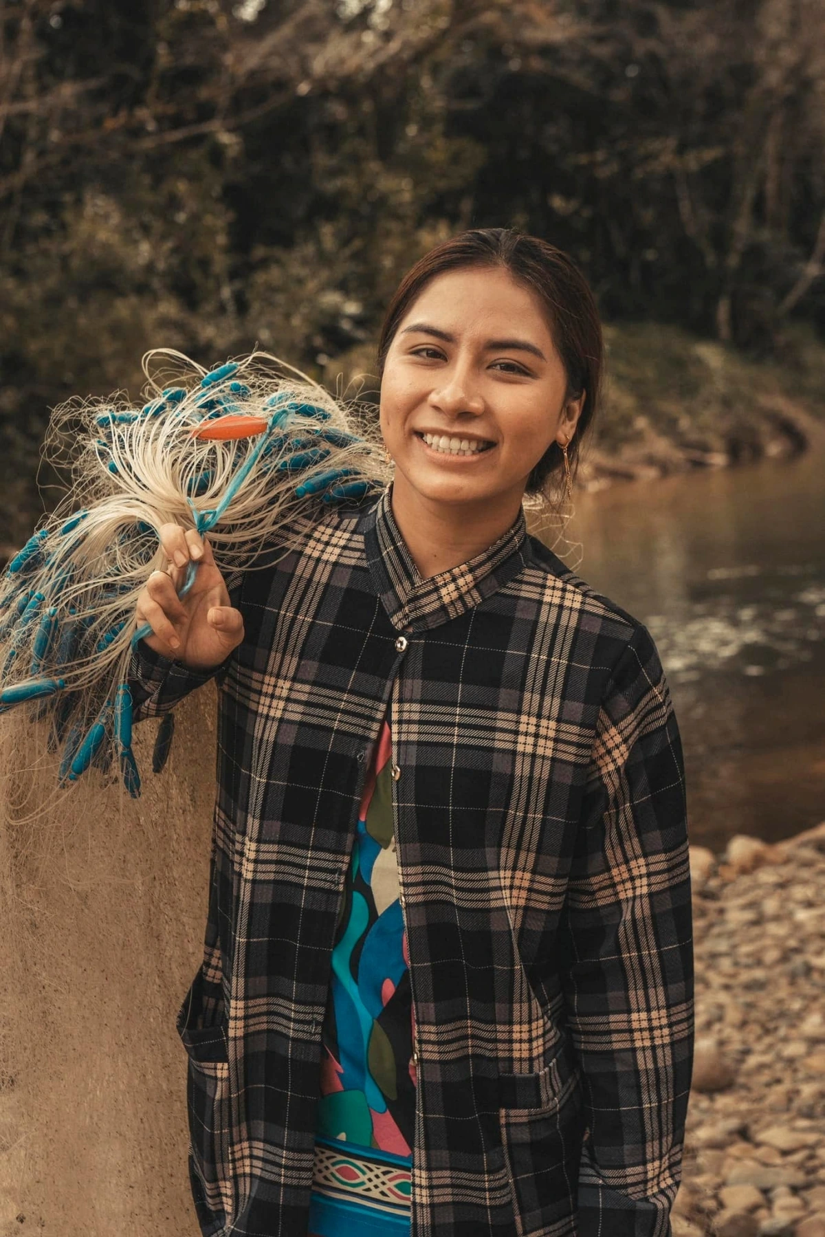 Tín Nguyễn đến với vai Tư Thắm một cách tình cờ, khi theo dõi được bài đăng casting phim trên mạng xã hội. Cô đã trải qua buổi thử vai online và trực tiếp mới được đạo diễn Lý Hải tin tưởng trao vai. Khi thông tin casting phim "Lật mặt 8" được đăng tải, cô tiếp tục chủ động đăng ký thử vai. Đạo diễn Lý Hải và nhà sản xuất Minh Hà bất ngờ bởi họ không biết cô có khả năng vũ đạo.