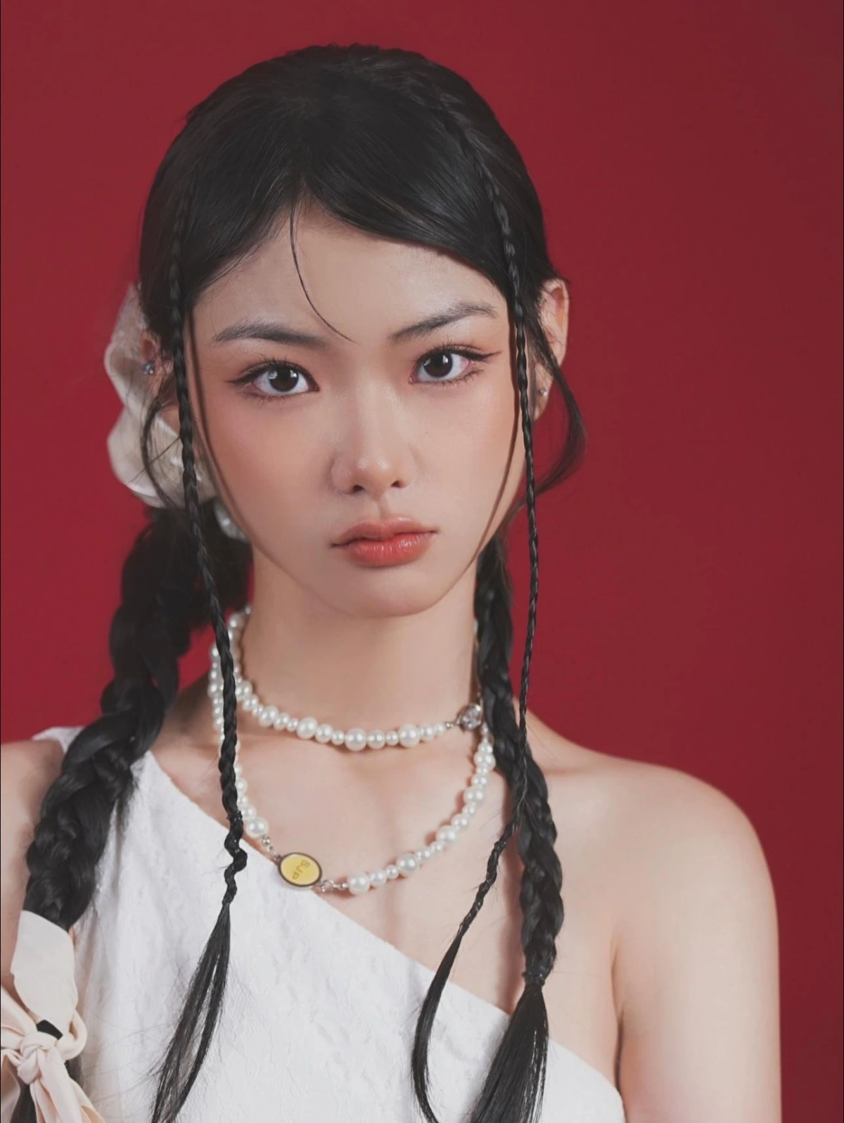 Là em út của chương trình, Ánh Sáng AZA không đến với Em xinh “say hi” bằng sự bỡ ngỡ. Ra mắt từ năm 12 tuổi trong nhóm nhạc SGO48 - một nhánh của mô hình idol Nhật Bản nổi tiếng, Ánh Sáng AZA từng trải qua quá trình đào tạo bài bản, nghiêm ngặt từ kỹ năng hát, nhảy đến biểu diễn, thần thái giao tiếp với công chúng.