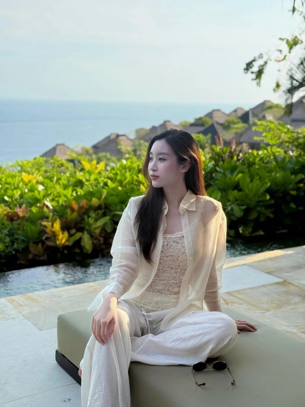 Sao Việt 3/5: Đỗ Mỹ Linh khoe loạt ảnh nghỉ dưỡng cùng ông xã tại hòn đảo du lịch nổi tiếng ở Indonesia. Trước đó, chiều 1/5, doanh nhân Đỗ Vinh Quang cũng đăng story trên Instagram cá nhân và check in khu resort hạng sang nằm tại bán đảo Jimbaran, Uluwatu, Bali, cách sân bay Bali Ngurah Rai 12 km.
