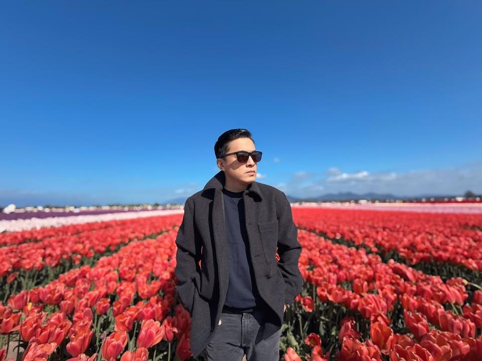 Lam Trường tận hưởng chuyến du lịch: “Ngày nắng ấm, đi đến nơi này để được ngắm hoa tulip, phải công nhận màu hoa đẹp thật, những cánh đồng hoa thẳng tấp màu hoa rực cả một vùng”. (Nguồn: FBNV)