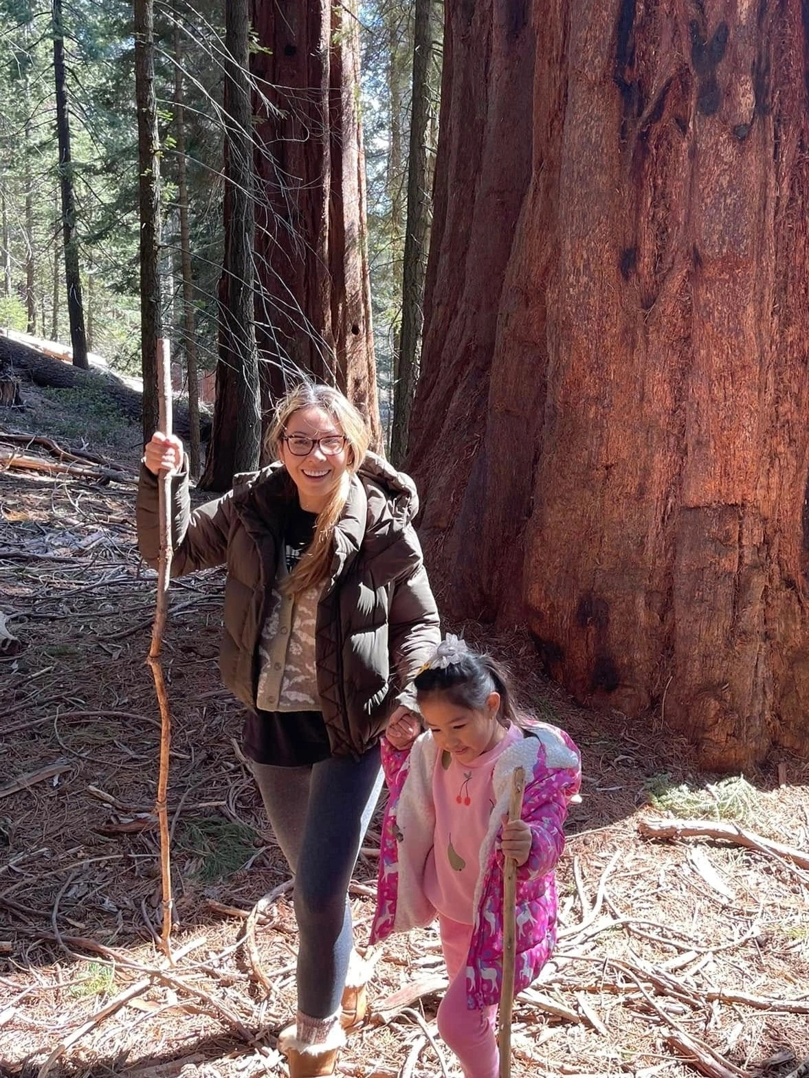 Hoa hậu Bình Phương đưa con gái và vợ chồng em gái ruột đi tham quan Sequoia National Forest - một trong những rừng quốc gia nổi tiếng và đẹp bậc nhất ở Mỹ.