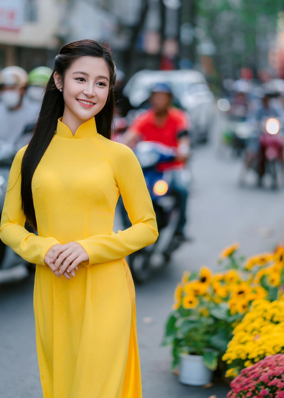 Ngoài học văn hóa, cô đang theo học thanh nhạc, vũ đạo, các nhạc cụ như trống, piano, harmonica… và tích cực luyện tập thể thao, đặc biệt là chạy bộ và bơi lội.