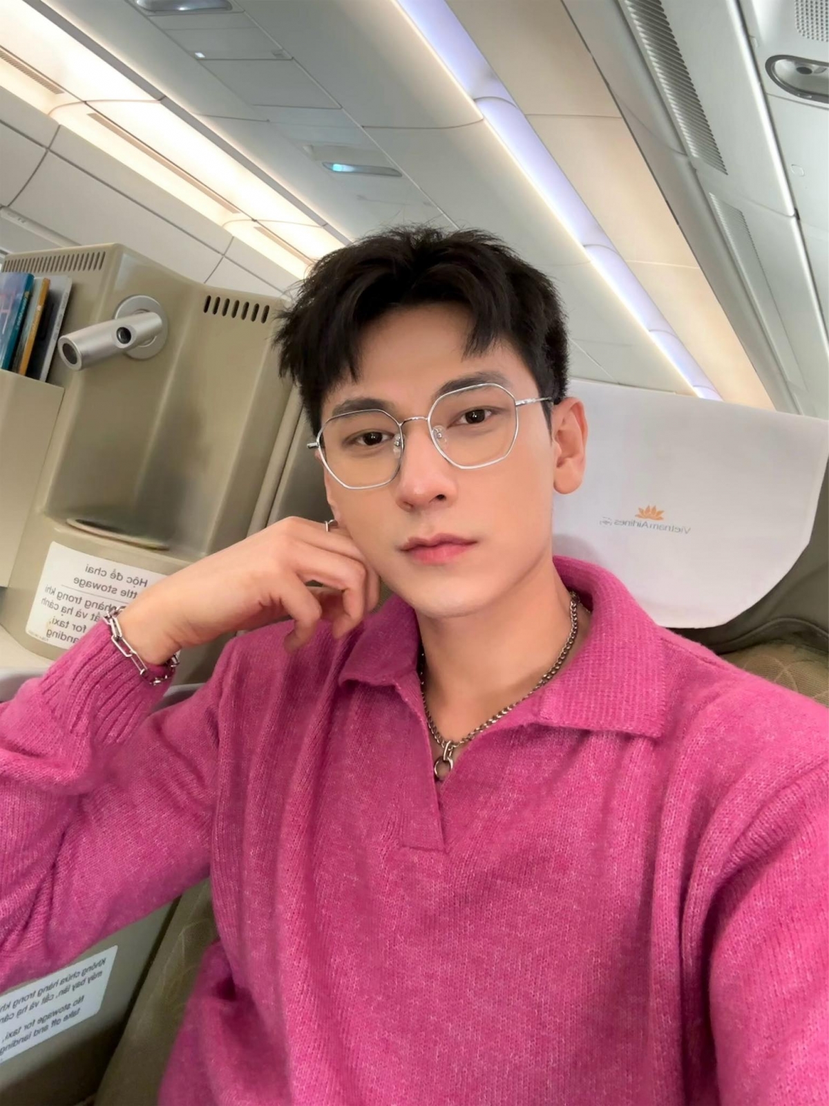 Isaac bay ra Hà Nội chuẩn bị cho concert Anh trai “say hi”. Anh dí dỏm viết: “Nghe nói ngày 10/5 này có cái concert nào lớn dữ dội lắm ở Mỹ Đình hả cả nhà?".
