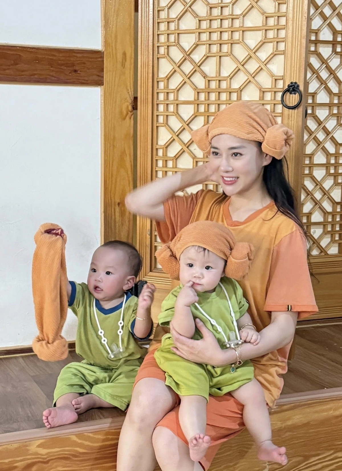 Phương Oanh khoe ảnh đi xông hơi cùng 2 con. Cô viết: "Biệt đội nhí nhố".