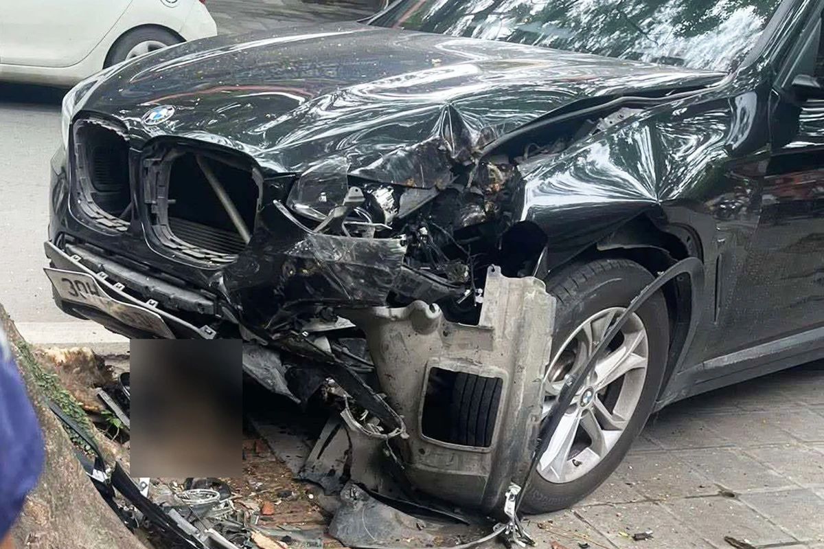 Ô tô BMW và xe máy biến dạng nghiêm trọng sau vụ va chạm