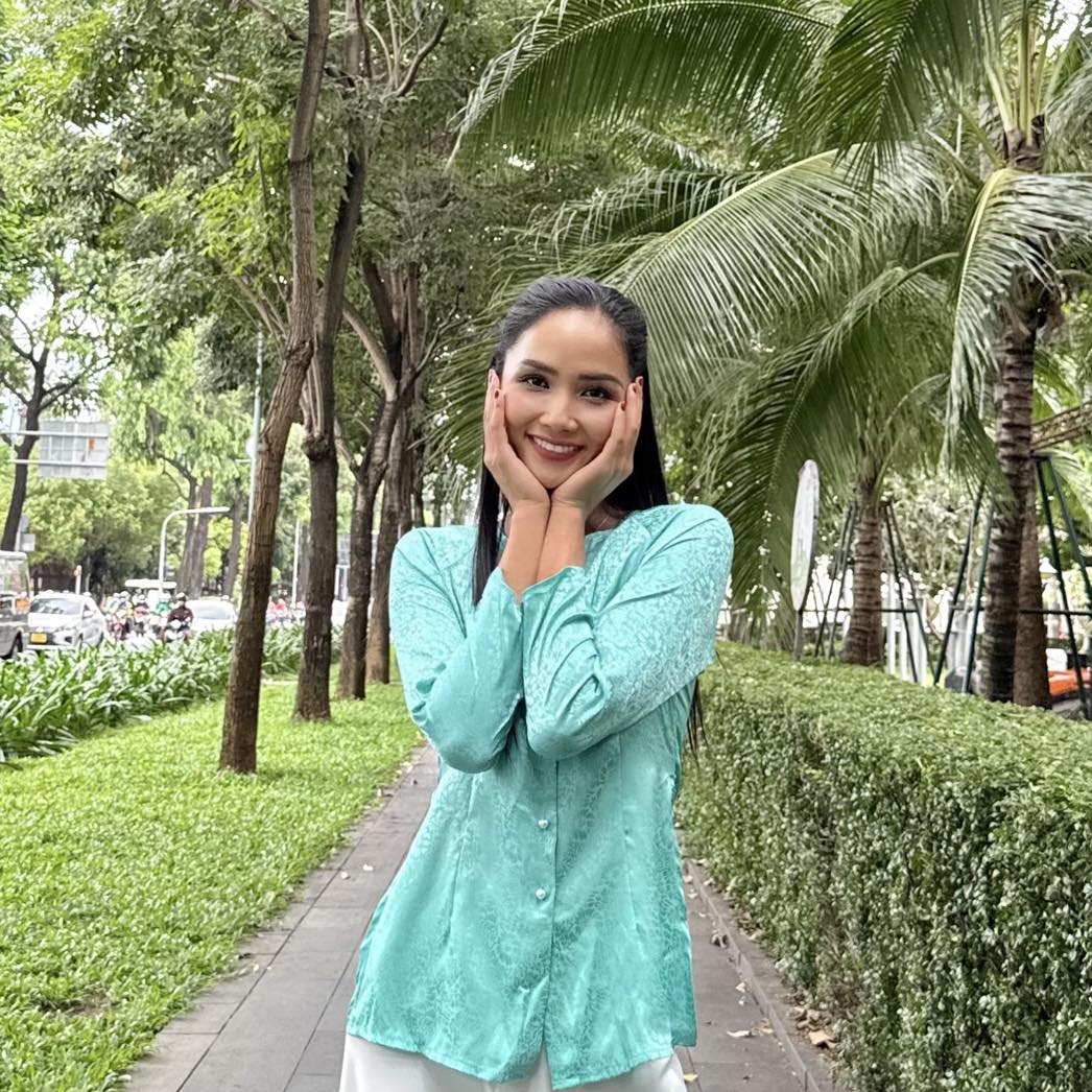 H'Hen Niê háo hức với chuyến đi Cần Thơ. Người đẹp mong chờ sẽ được thưởng thức nhiều đặc sản tại đây. (Nguồn: FBNV)