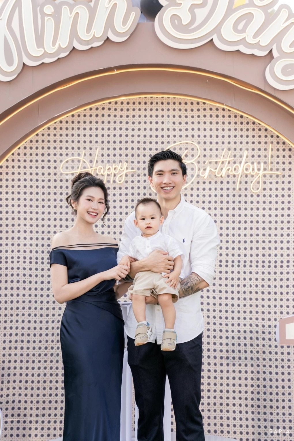 Sao Việt 4/5: Đoàn Văn Hậu và Doãn Hải My tổ chức tiệc ngoài trời, mời đông đảo người thân, bạn bè tham dự sinh nhật một tuổi của con trai Minh Đăng (bé Lúa).