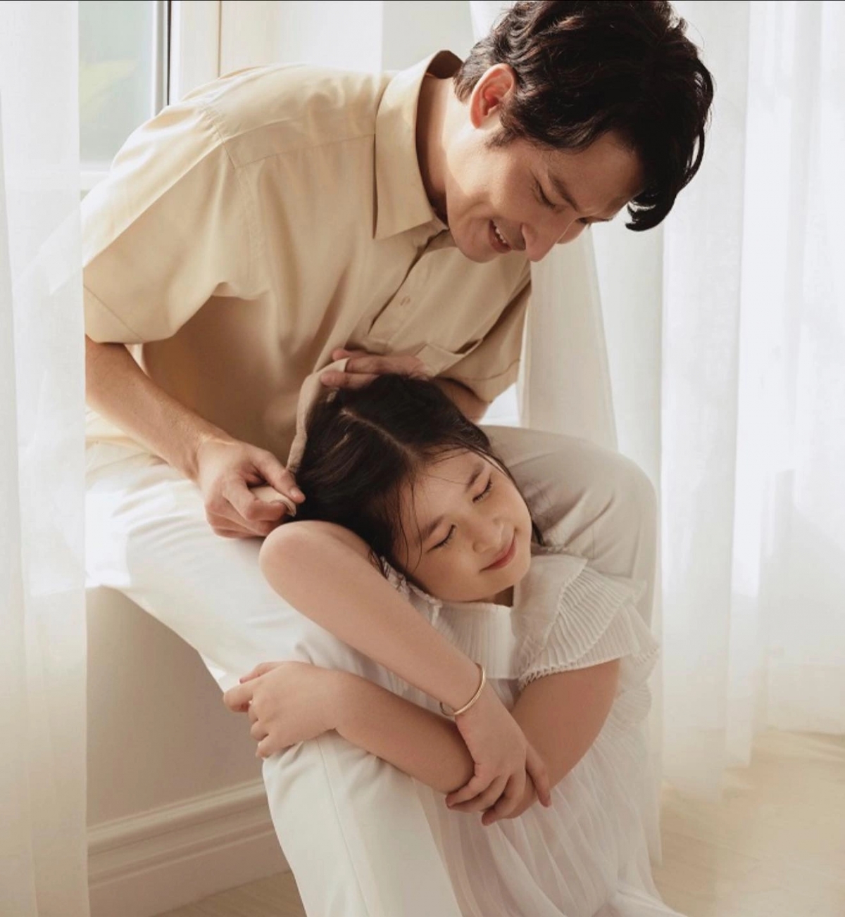 Cát Cát, con gái diễn viên Huy Khánh, thừa hưởng ngoài hình lẫn tính cách của bố, tỏ ra cá tính, bướng bỉnh khi lên 13 tuổi.