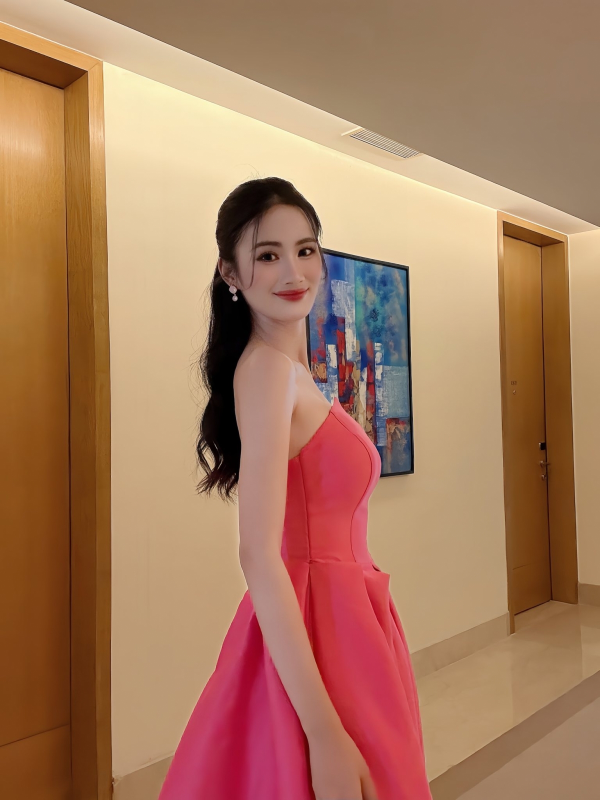 Hoa hậu Ý Nhi diện váy hồng cúp ngực, khoe vẻ đẹp ngọt ngào trong ngày đầu tiên tại đấu trường quốc tế Miss World. (Nguồn: FBNV)