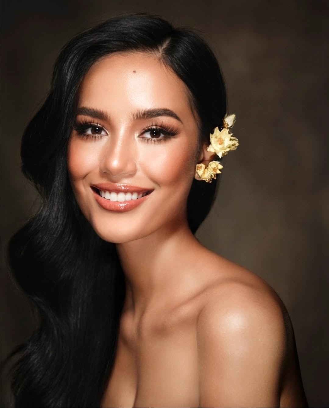 Chuyên trang sắc đẹp Missosology dự đoán - Opal Suchata Chuangsri - đại diện đến từ Thái Lan sẽ đăng quang Miss World 2025. Người đẹp từng thi Hoa hậu Hoàn vũ 2024 ở Mexico và giành ngôi á hậu 3. Sau khi được công bố là đại diện Thái Lan ở Hoa hậu Thế giới 2025, cô bị ban tổ chức Hoa hậu Hoàn vũ tước danh hiệu á hậu vì tham gia cuộc thi nhan sắc khác khi chưa kết thúc nhiệm kỳ.