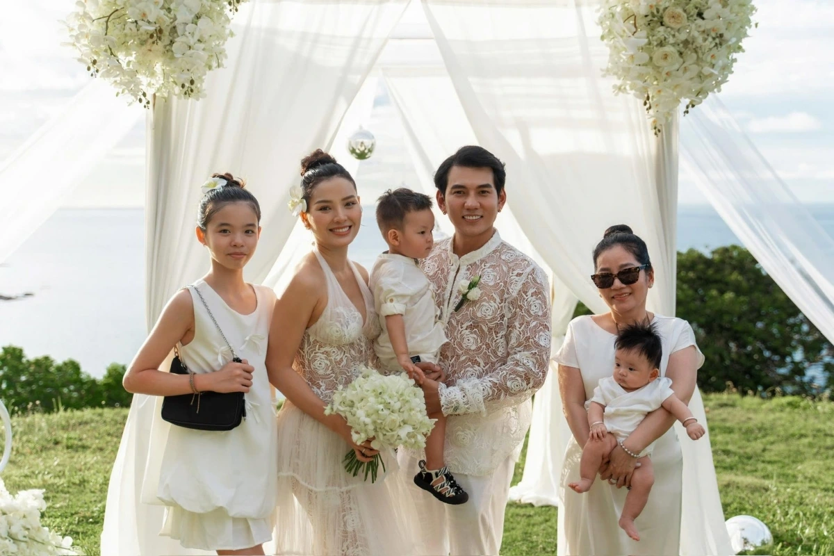 Phương Trinh Jolie đăng ảnh gia đình gồm 3 thế hệ. Nữ diễn viên vừa sinh con thứ ba cách đây 3 tháng.