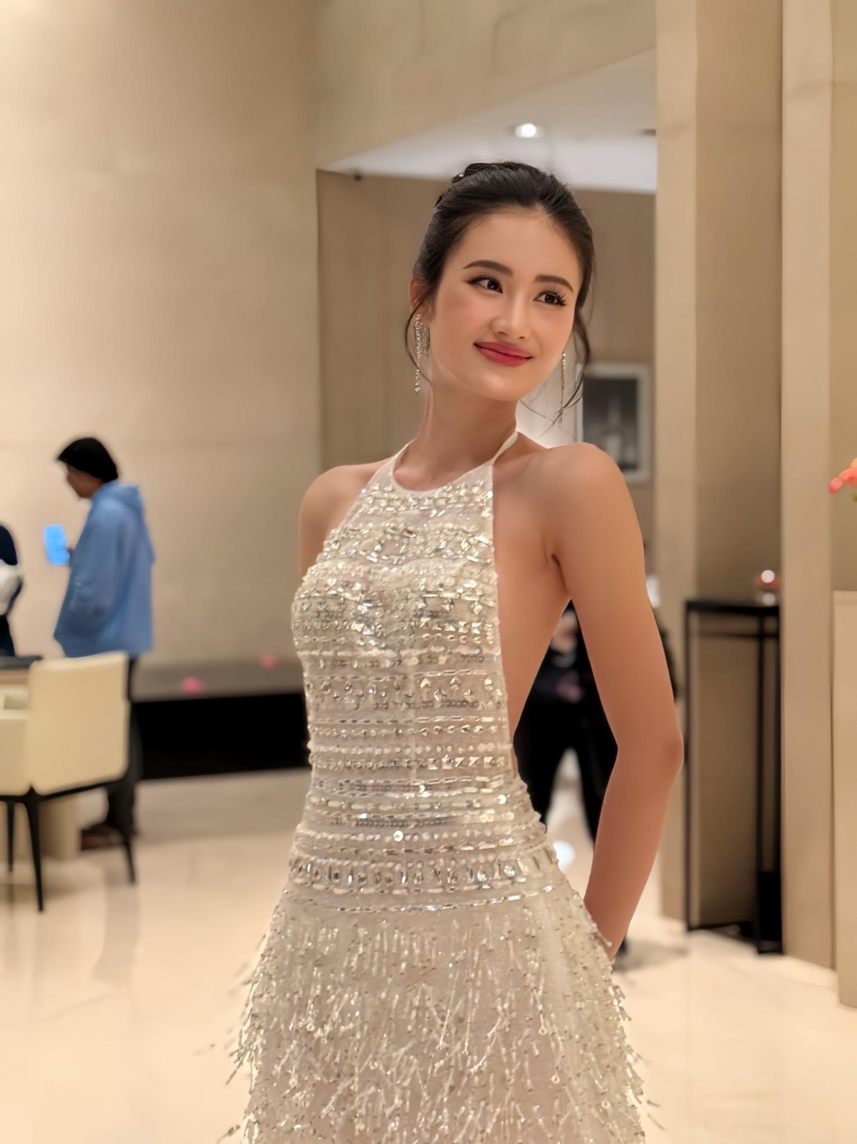 Trong buổi ăn tối của ngày thứ ba, Hoa hậu Ý Nhi mặc một mẫu váy cocktail dạng yếm, màu trắng lấp lánh, khoe trọn vóc dáng thon gọn, trẻ trung và xinh đẹp. "Trang phục này nhẹ nhàng, mảnh mai, xinh, rất hợp với Ý Nhi", một khán giả bình luận