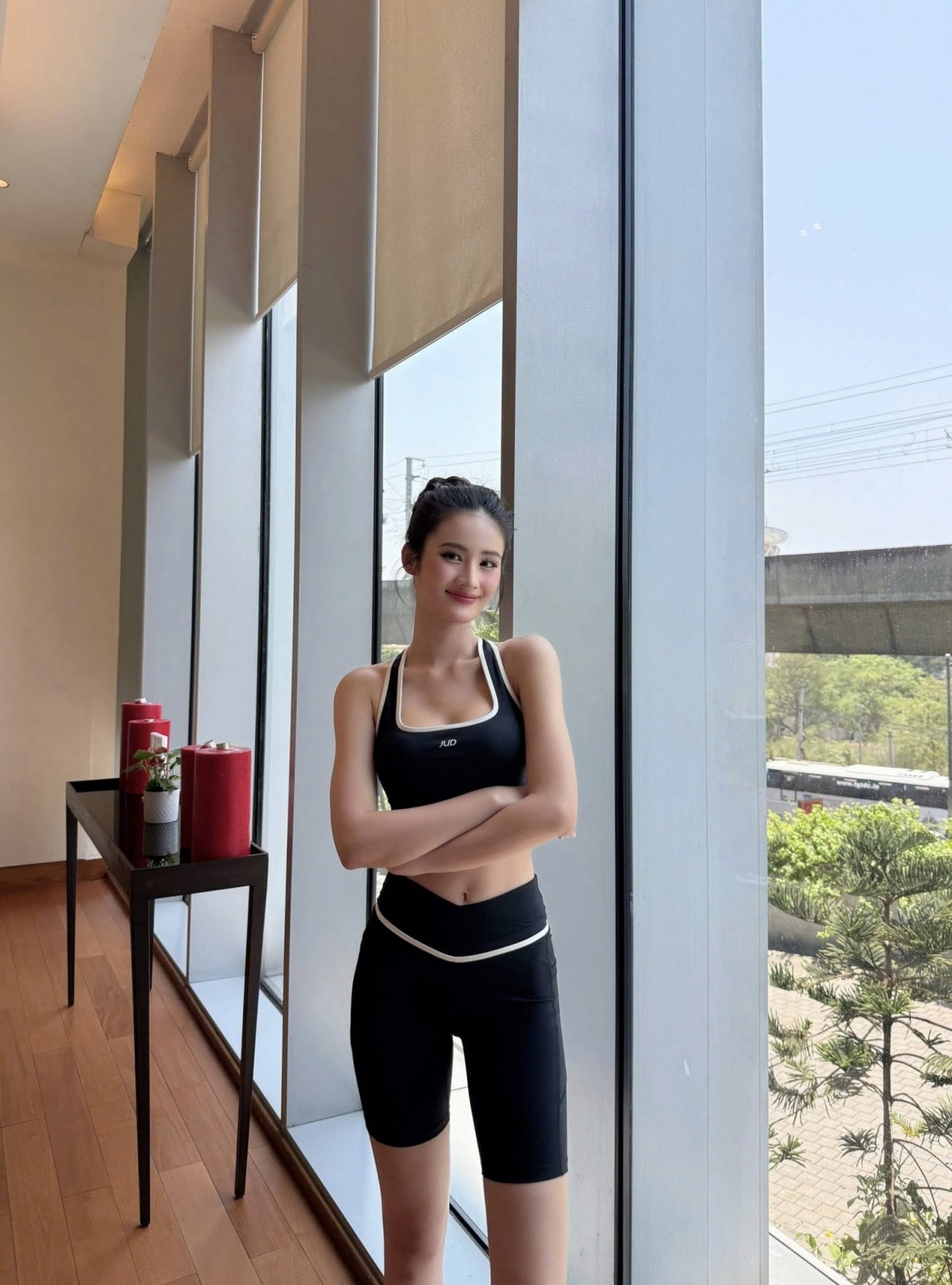 Ở buổi tập luyện cho chương trình, Ý Nhi chọn trang phục thể thao khỏe khoắn, năng động kết hợp giày bệt để thuận tiện vận động.