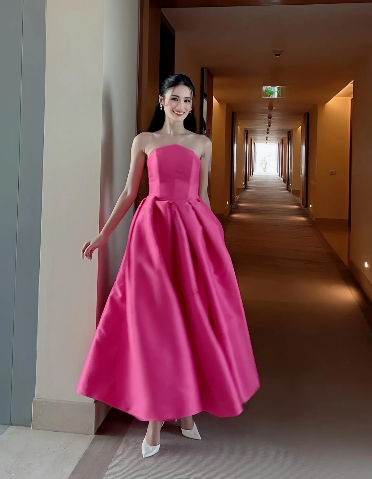Ý Nhi xuất hiện rạng rỡ trong ngày đầu nhập cuộc (7/5). Cô diện thiết kế cổ điển với tông màu hồng nổi bật, dáng cúp ngực tôn lên bờ vai và xương quai xanh thanh thoát. Chân váy xếp ly giúp Ý Nhi thêm phần thanh lịch, sang trọng. Trang phục giúp Ý Nhi nhận phản hồi tích cực từ khán giả.  