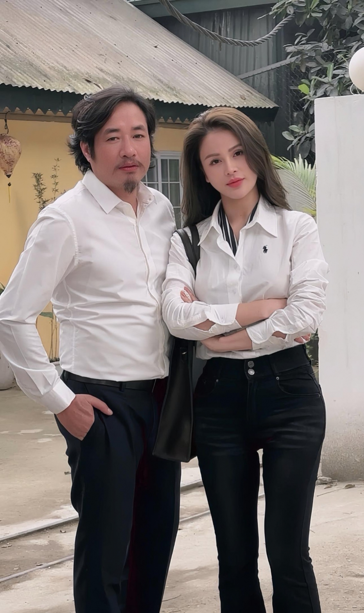 Lương Thu Trang đăng ảnh hậu trường trong phim “Cha tôi, người ở lại” cùng NSƯT Bùi Như Lai. Cô dí dỏm viết: “Có tuổi rồi, tôi đề nghị mọi phát ngôn của anh phải nghiêm chỉnh, không là tôi sẽ bắt anh phải cạo râu đấy nhé anh Chính”. (Nguồn: FBNV)