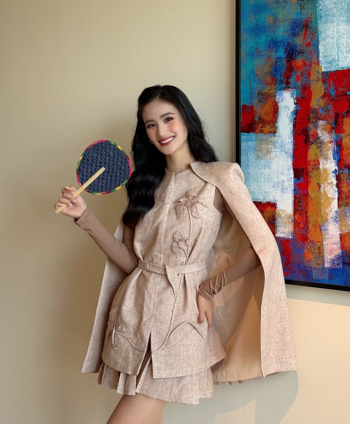 Ngày 8/5, trong hành trình Miss World, Ý Nhi chọn trang phục hiện đại, trẻ trung và không kém phần cá tính. Thiết kế bao gồm ba lớp trang phục đồng bộ với tông màu beige thời thượng. Trong lúc make up, làm tóc, Hoa hậu Ý Nhi tranh thủ livestream trò chuyện với người hâm mộ. Cô cho biết đã thức dậy từ 5h sáng để chuẩn bị với mong muốn bản thân xuất hiện một cách chỉn chu nhất.