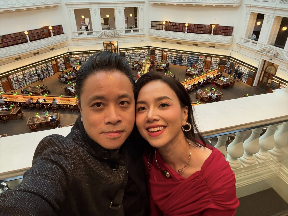 Victor Vũ và bà xã Đinh Ngọc Diệp tham quan thư viện tại Australia. “Giữa lòng Melbourne náo nhiệt, có một nơi chỉ cần lật sách là cả thế giới im lặng lắng nghe”, nam đạo diễn viết.