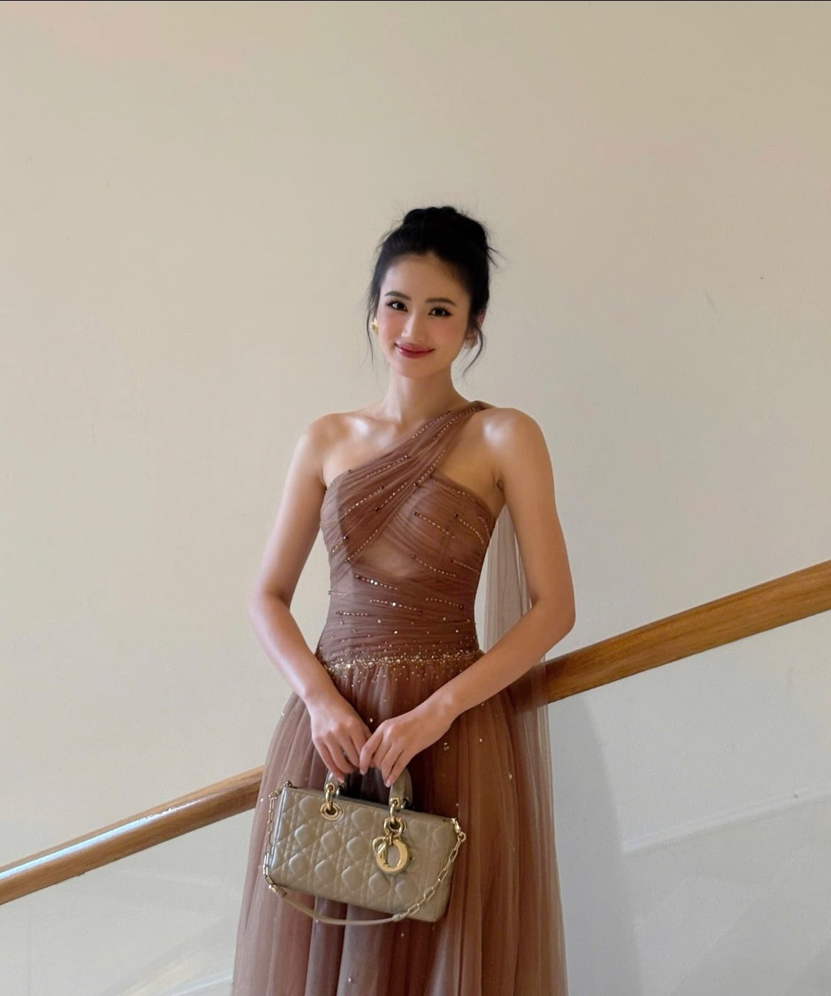 Ngày thứ ba dự thi Miss World tại Ấn Độ, Hoa hậu Ý Nhi chọn phong cách yêu kiều với điểm nhấn gợi cảm. Trang phục người đẹp diện ngày 9/5 đến từ một thương hiệu Việt, chất liệu tulle xếp nếp bất đối xứng và tùng váy xòe rộng bồng bềnh. Điểm nhấn của chiếc đầm là chi tiết cut-out phía trước, làm tăng sự quyến rũ cho nàng hậu.