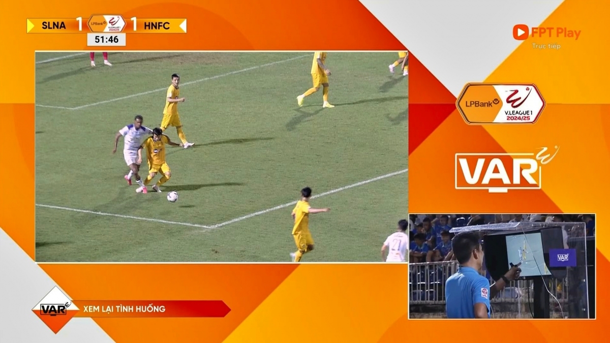 Tình huống Daniel Passira bị phạm lỗi, nhưng trọng tài không cho Hà Nội FC hưởng 11m.