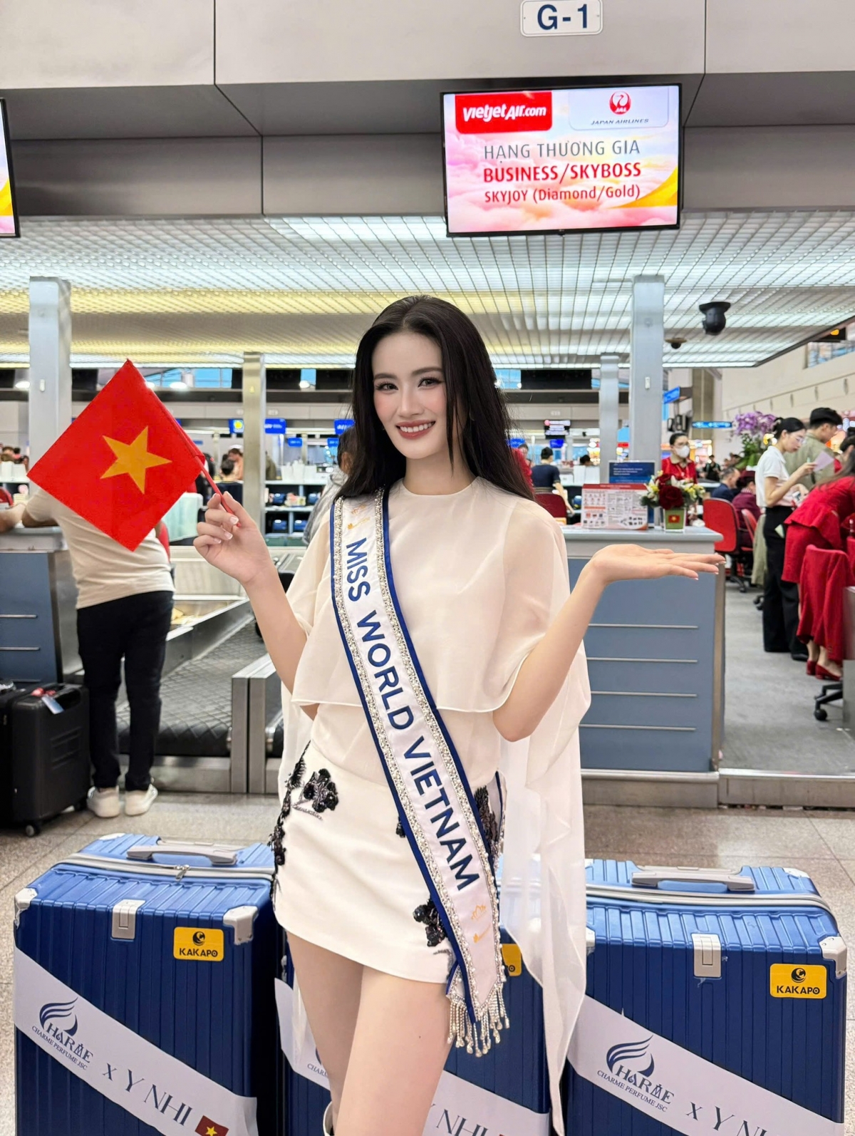 Hoa hậu Huỳnh Trần Ý Nhi lên đường sang Ấn Độ tối 6/5, bắt đầu hành trình chinh phục vương miện Miss World lần thứ 72. Rạng rỡ xuất hiện tại sân bay, Hoa hậu Ý Nhi thu hút với phong cách thời trang trẻ trung, năng động và thanh lịch. Cô diện áo voan trắng dáng suông kết hợp chân váy ngắn và boots cổ cao.
