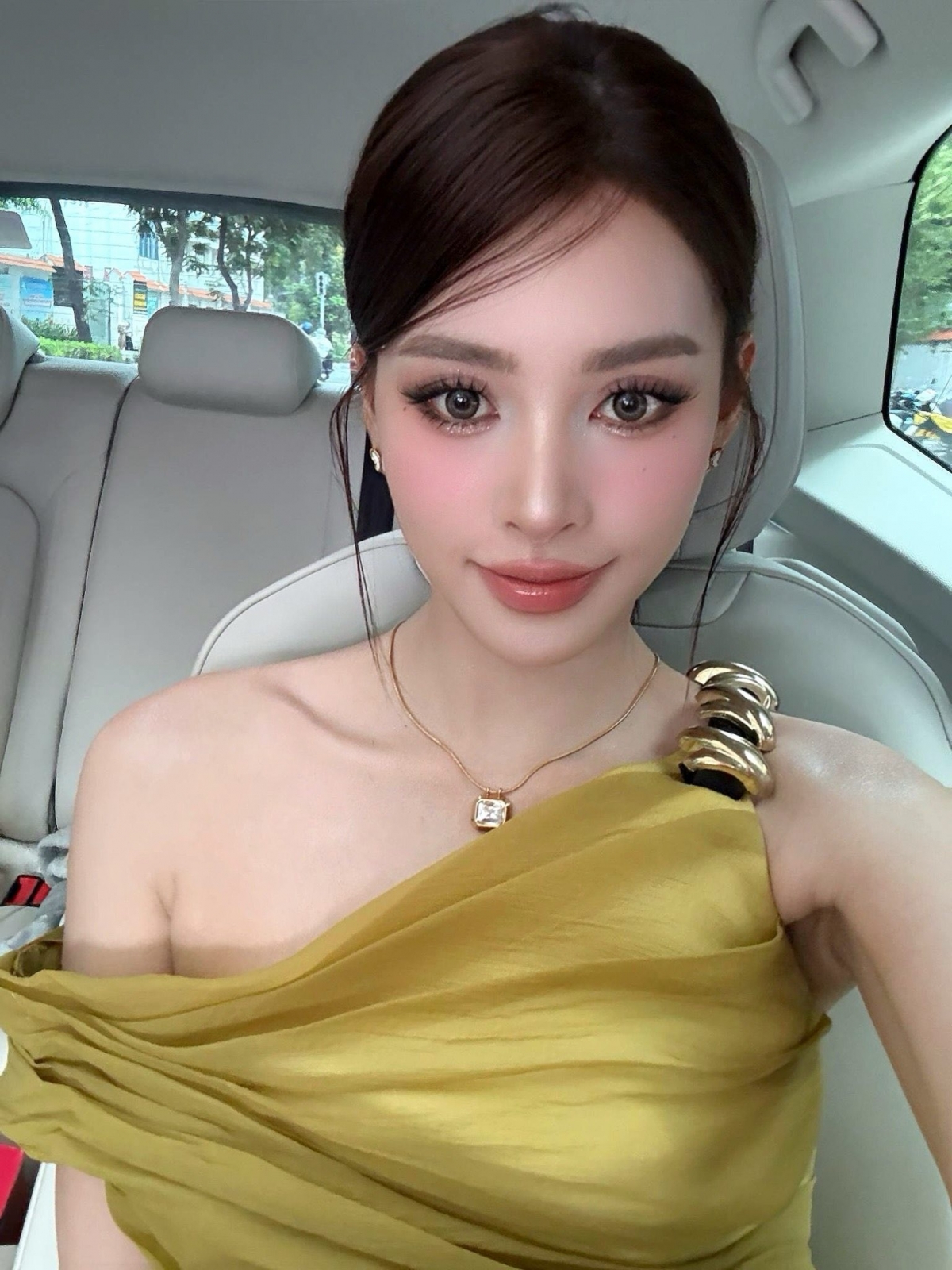 Hoa hậu Tiểu Vy được cộng đồng mạng khen xinh như búp bê trong loạt ảnh mới. Người đẹp diện đầm trễ vai, trang điểm phong cách ngọt ngào. Khán giả nhiều lần ví Tiểu Vy là "mỹ nhân ngàn năm có một". 