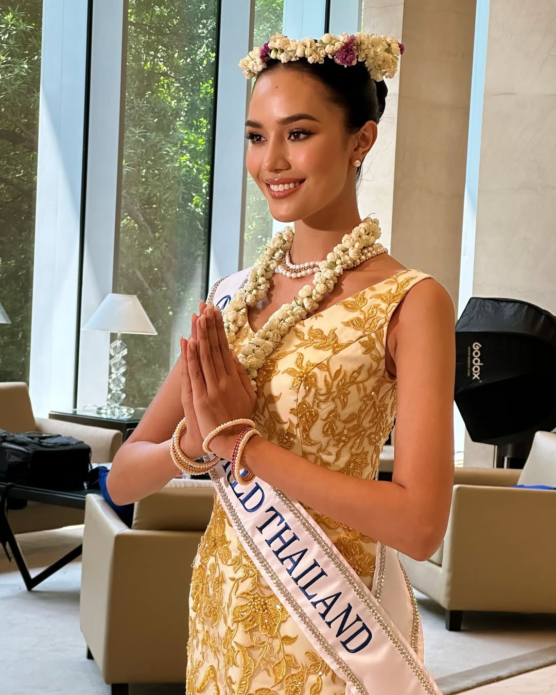 Opal là sinh viên Luật tại Đại học Thammasat, chuyên ngành Quan hệ Quốc tế. Người đẹp sở hữu chiều cao ấn tượng cao 1,8 m, gương mặt đẹp và vóc dáng gợi cảm, săn chắc. Mỹ nhân Thái Lan được đánh giá là tài sắc vẹn toàn, phong thái tự tin và tràn đầy sức sống.