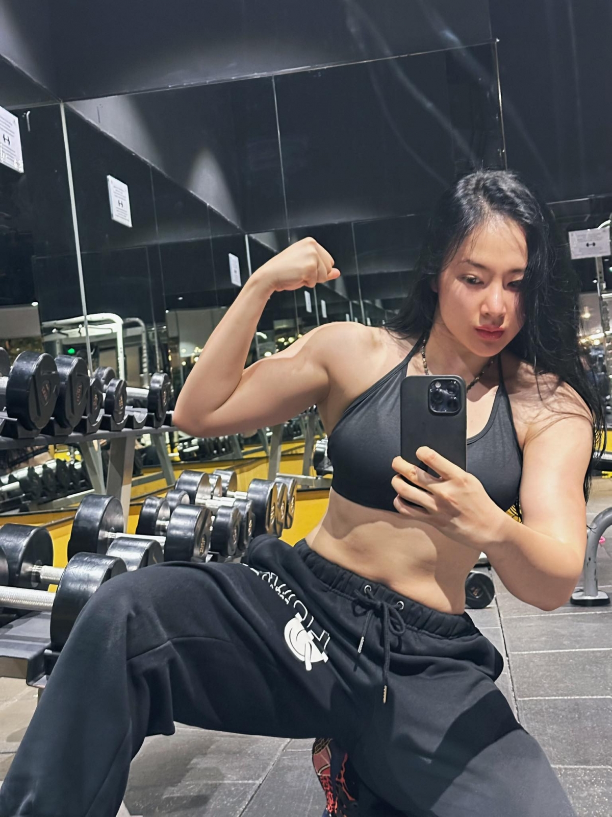 Sau 2 tháng tập gym cường độ cao, diễn viên Angela Phương Trinh gây chú ý với cơ thể cân đối, săn chắc, cơ bắp cuồn cuộn.
