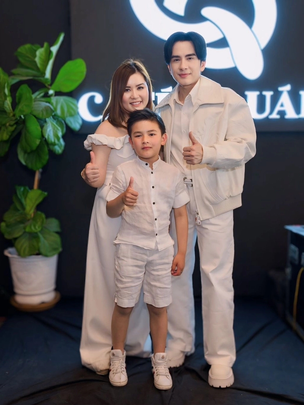 Dù ly hôn, Đan Trường coi vợ cũ như người thân, luôn giúp đỡ cô trong công việc lẫn cuộc sống. Dịp này, anh bay sang Mỹ cùng Thủy Tiên chuẩn bị cho sự kiện khai trương nhà hàng tại Bolsa, California.