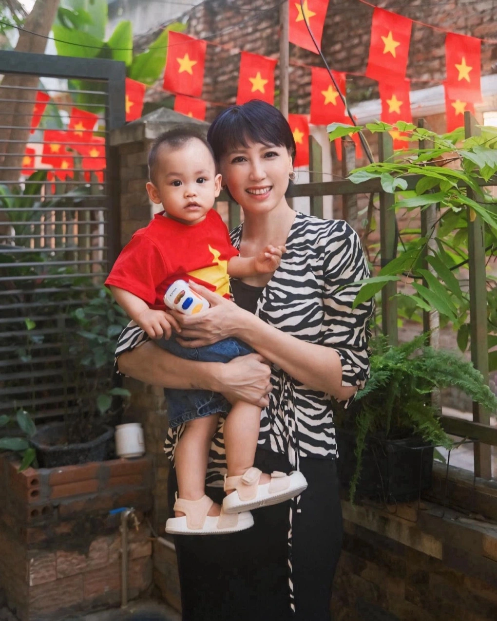 Trong bức ảnh mừng sinh nhật tuổi 48, mẹ Doãn Hải My - Mai Đoàn - ăn mặc trẻ trung, để tóc tém, được khen trẻ như thanh niên.