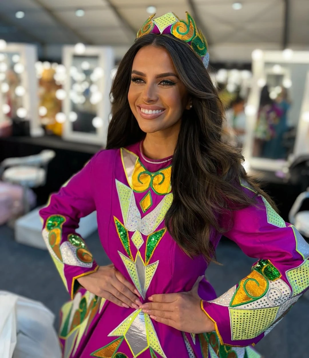 Jasmine Gerhardt diện trang phục truyền thống của Ireland trong đêm khai mạc Miss World lần thứ 72 tại Ấn Độ.