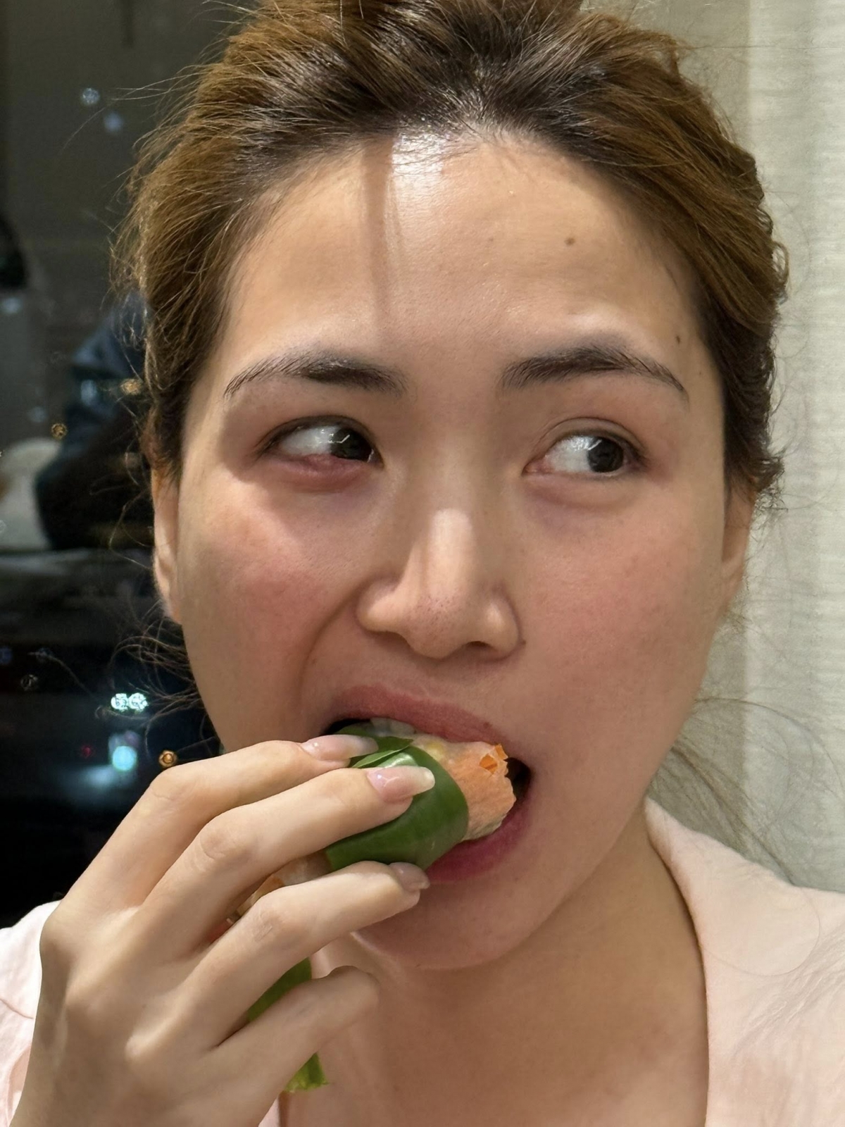 Hòa Minzy bị Erik tung ảnh “dìm hàng” khiến các fan cười ngất.