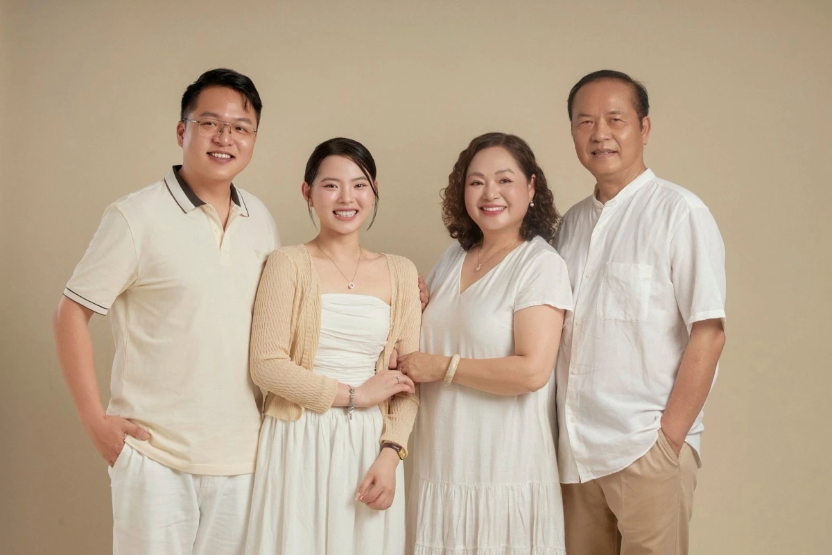 Bố mẹ Thu Quỳnh và vợ chồng em trai cô.