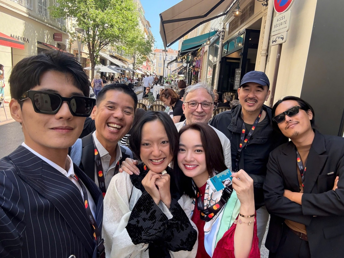 Sao Việt 17/5: Loạt ảnh Kaity Nguyễn, Hồ Thu Anh, Avin Lu check-in tại Cannes bất ngờ được đăng tải, khiến nhiều khán giả Việt không khỏi tò mò. Trong loạt ảnh đăng tải, Kaity Nguyễn diện chiếc áo dài đỏ nổi bật, rạng rỡ chụp ảnh cùng Hồ Thu Anh, Avin Lu và ekip làm phim Việt.
